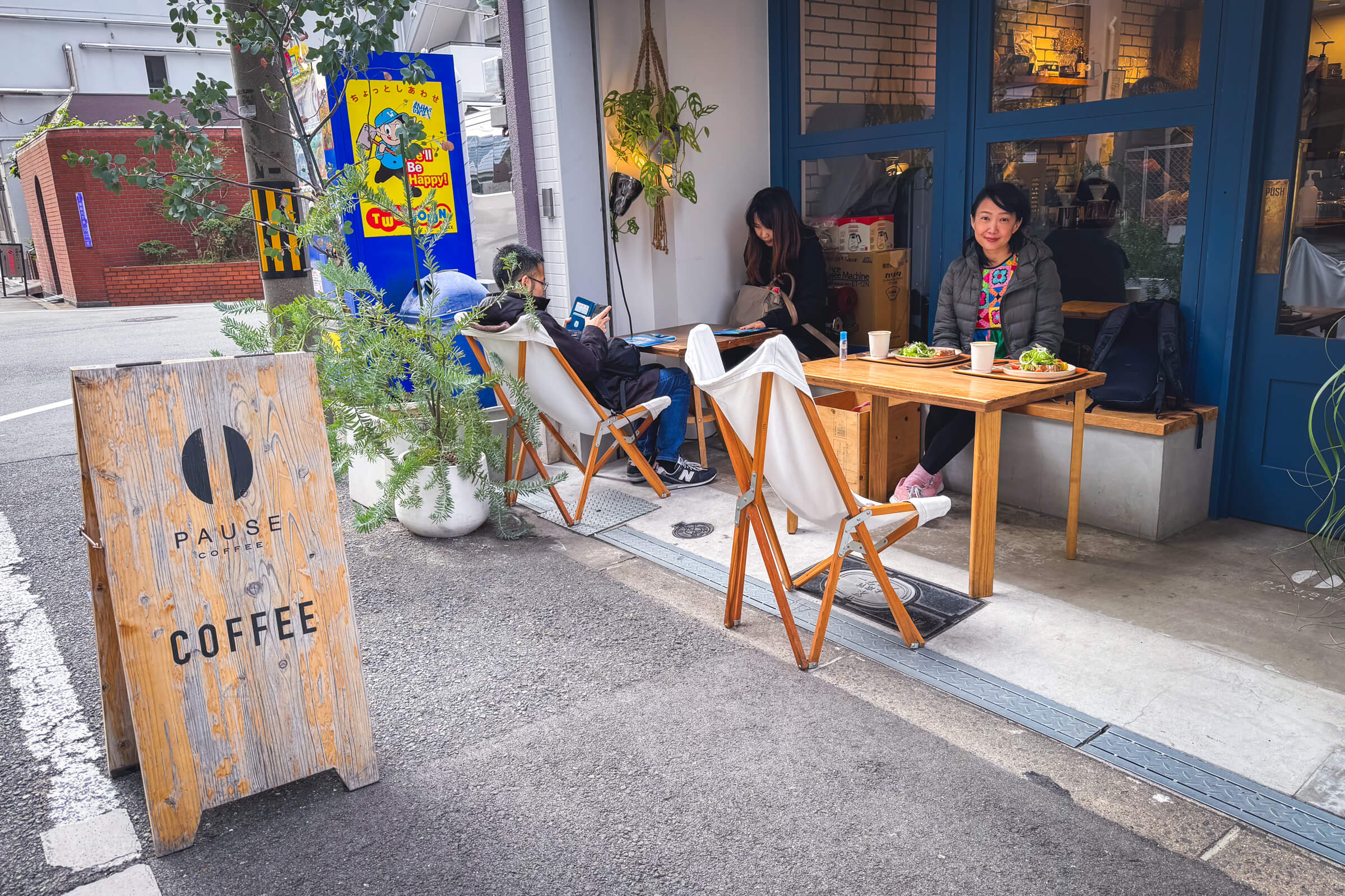 photo of my partner having breakfast outdoors at Pause Coffee, Osaka.