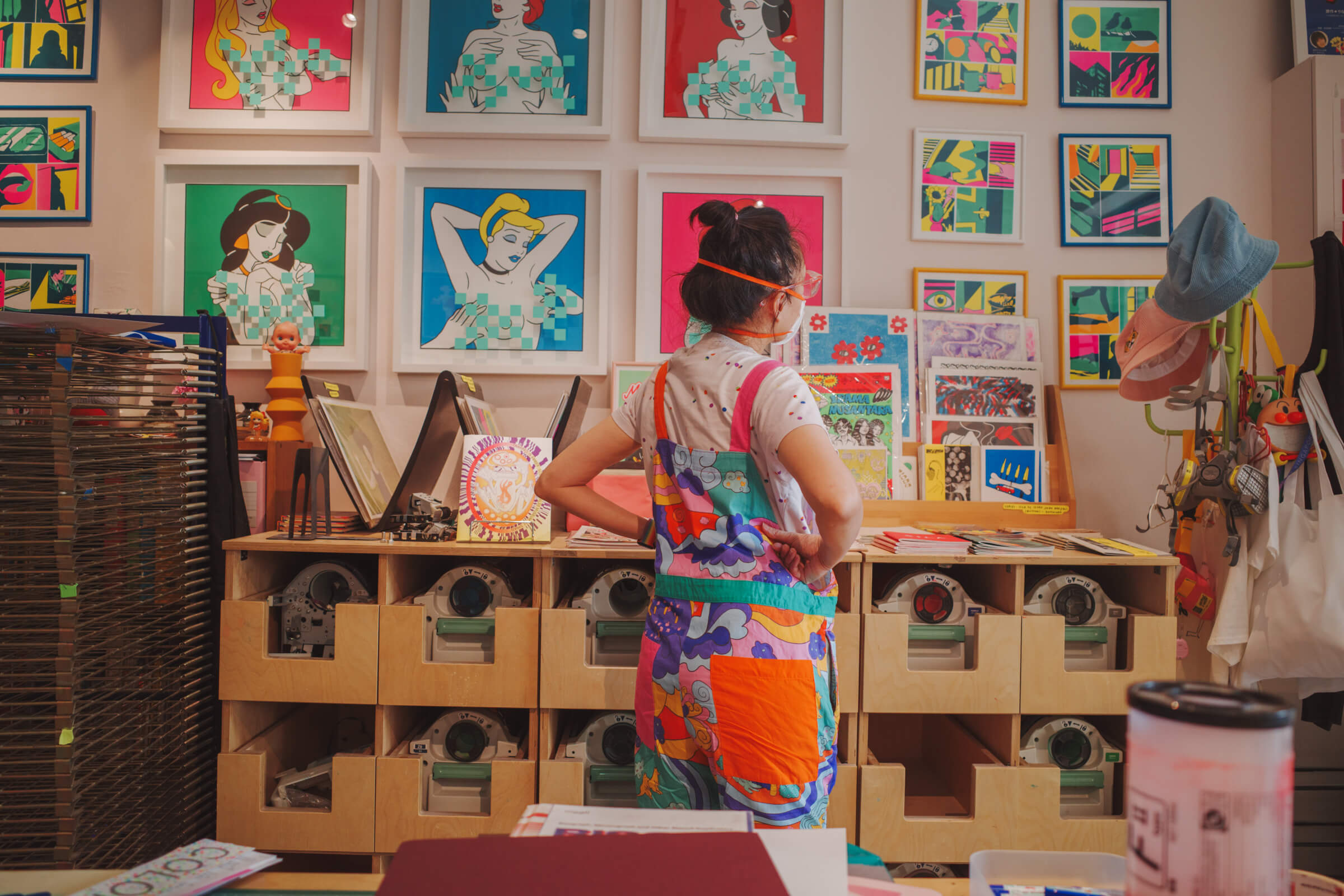 photo of my partner browsing the risograph art at knuckles and notch