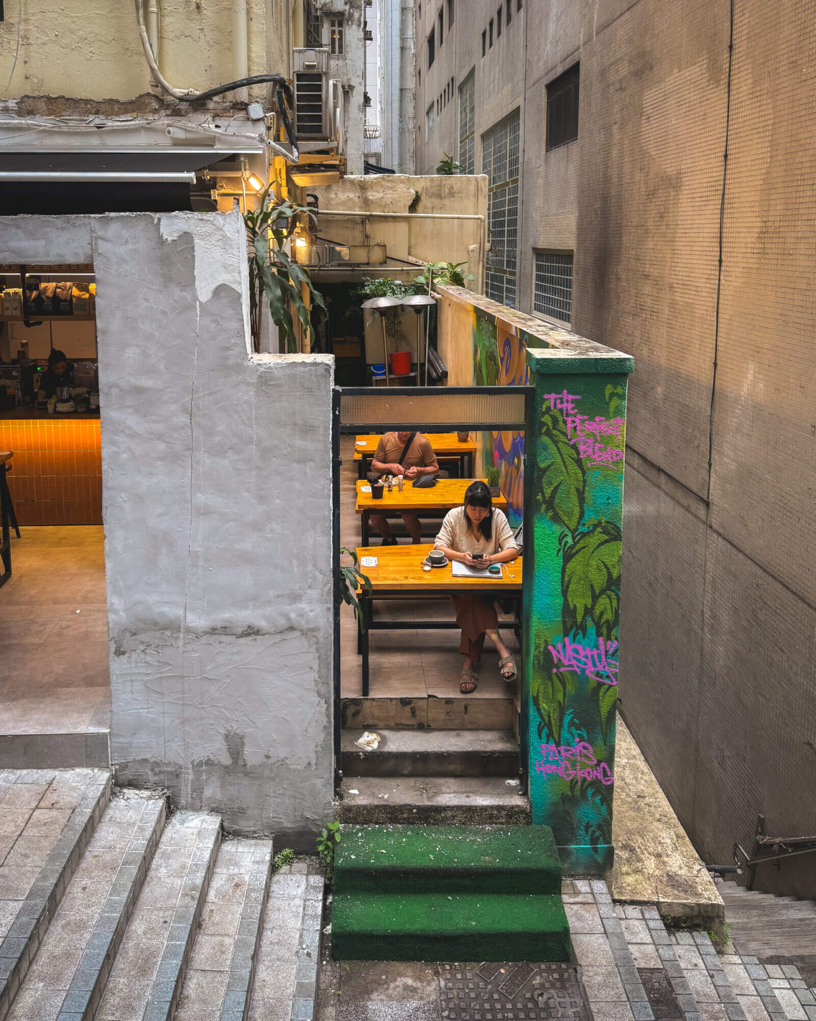 photo of an outdoor sitting area at blend & grind