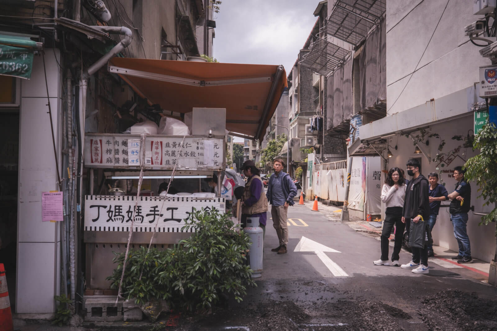 photo of people lining up for food, a common sight in taipei