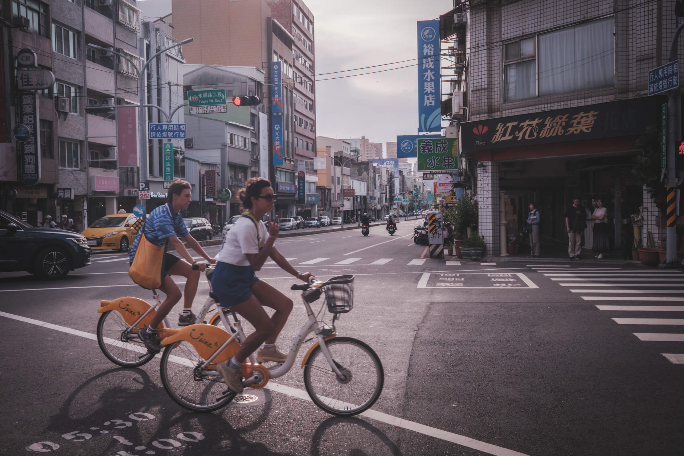 photo of a cyclist unexpectedly posing for me